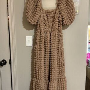 Chic Textured Dress with Puff Sleeves